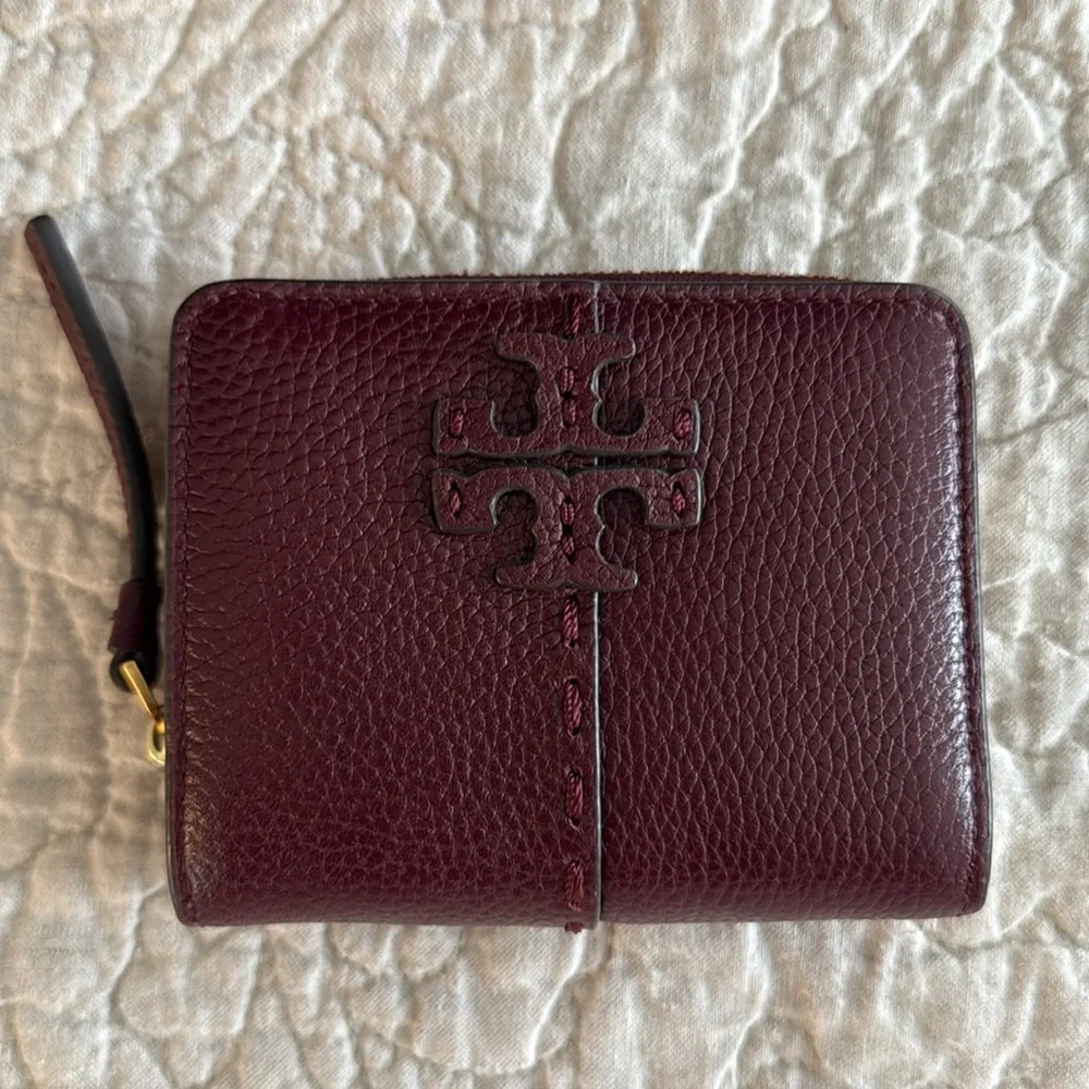 TORY BURCH McGraw Bucket Bag and matching McGraw Bi-Fold Wallet, burgundy/maroon - Picture 6 of 10